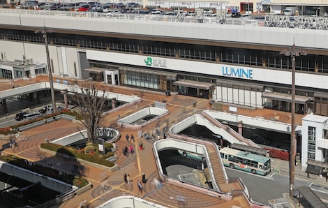 西口ペデストリアンデッキから直通